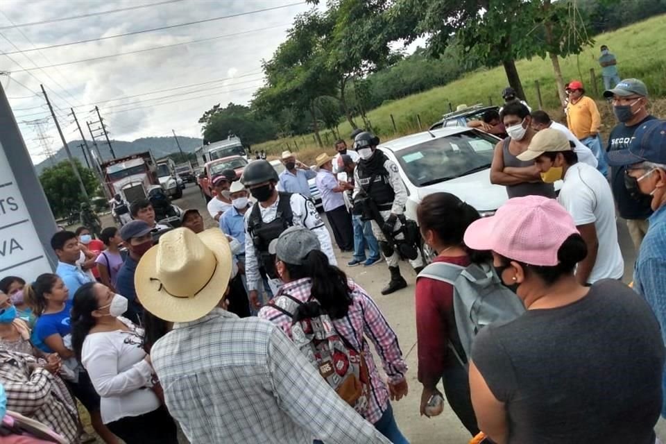 El bloqueo al a presa hidroeléctrica Temascal se realiza en protesta con la CFE por no otorgarles una tarifa justa en el servicio de energía eléctrica.