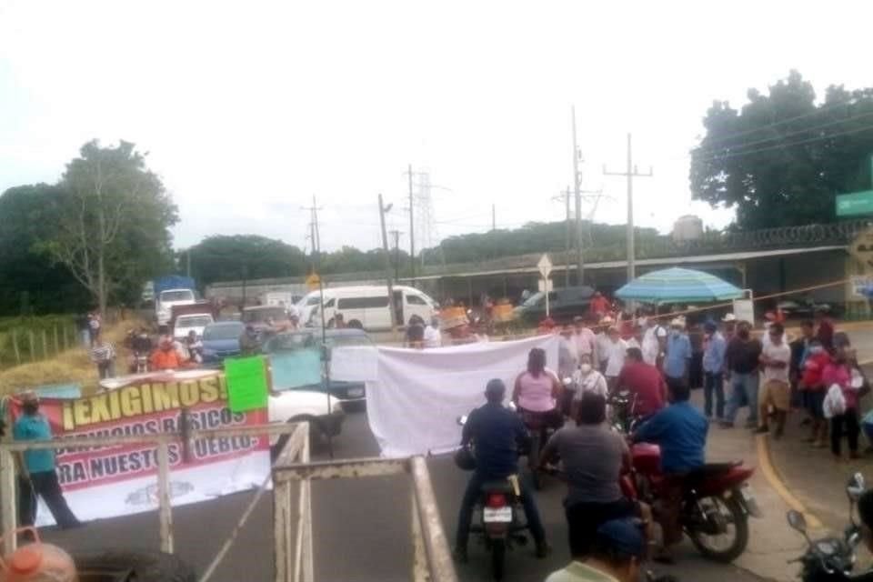 Indígenas acusan también que han resultado inundados por el desfogue de afluentes en la zona del Papaloapan.