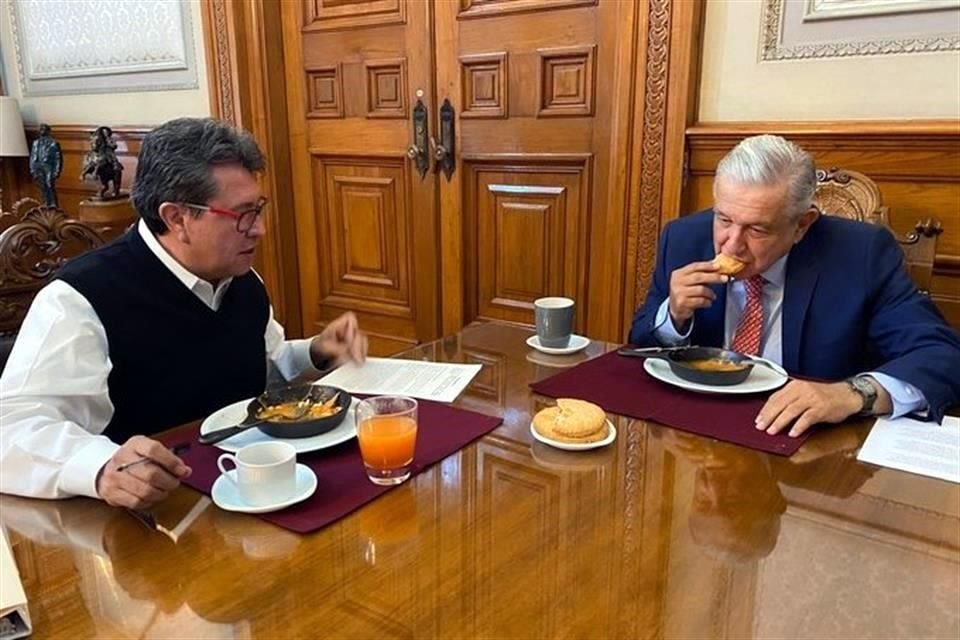 López Obrador compartió una imagen de su encuentro con el senador morenista.