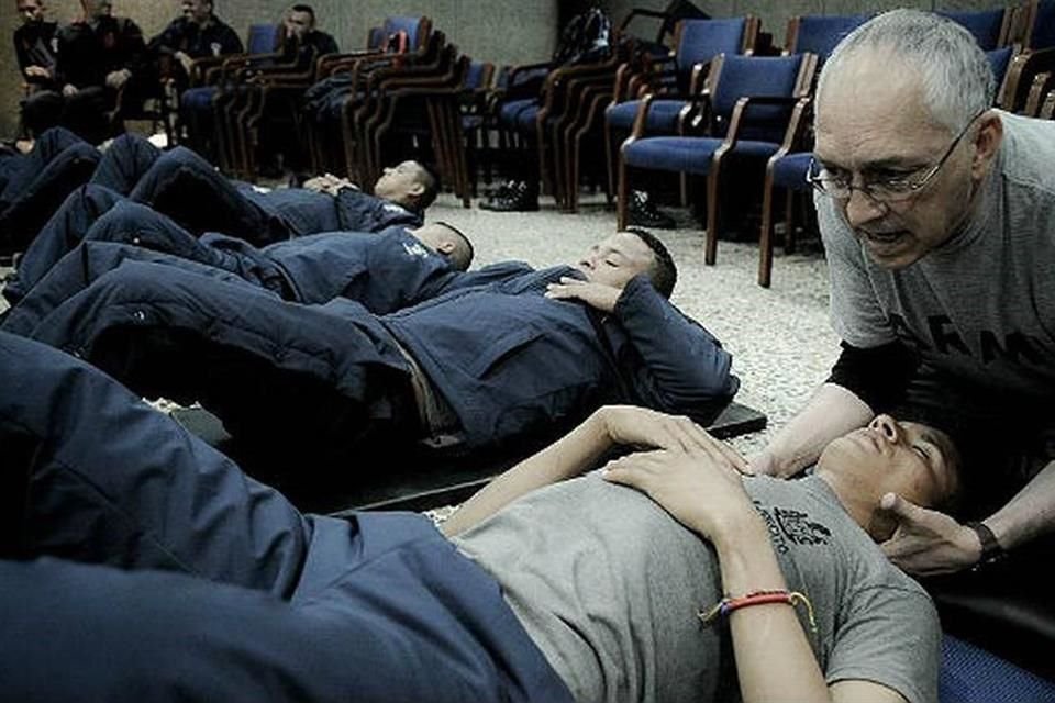 Esta terapia cuenta con siete ejercicios que trabajan diferentes grupos musculares desde las pantorrillas hasta el diafragma.