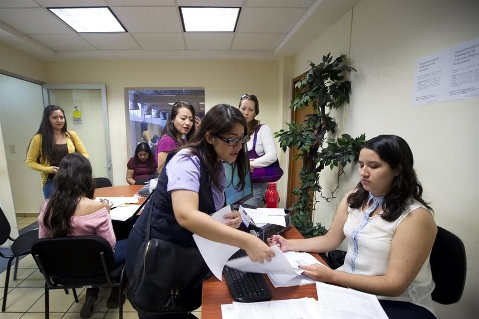 AMLO propuso castigar con cárcel a quienes incurran en defraudación fiscal calificada al evadir el pago de ISR, IVA y cuotas del IMSS e ISSSTE en esquemas de outsourcing.