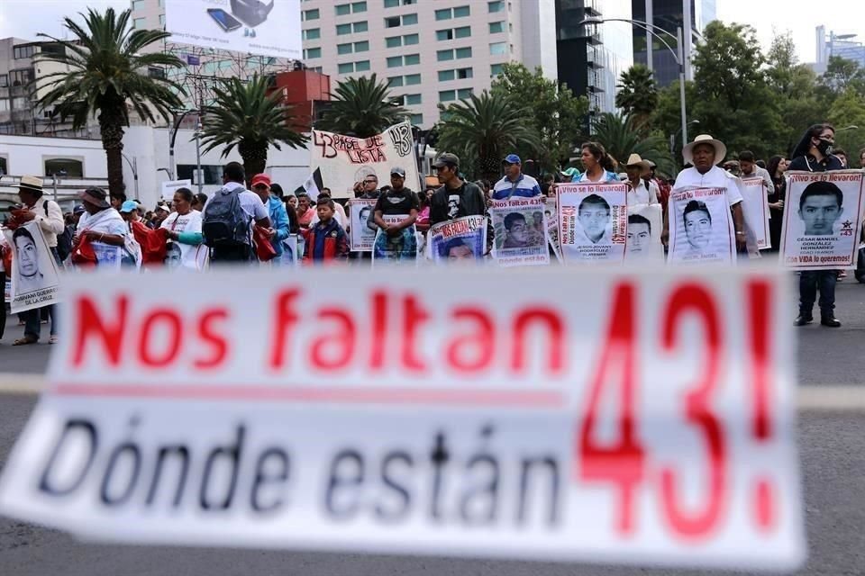 Los padres de los normalistas de Ayotzinapa desaparecidos acudirán mañana a Palacio Nacional, a petición del Presidente López Obrador.