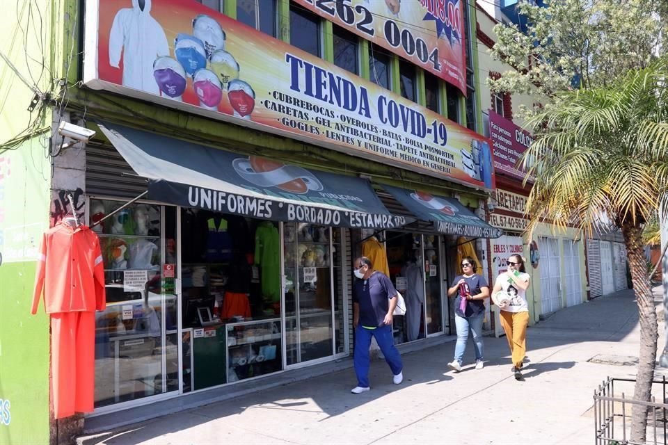 Los letreros con ofertas de la tienda se ven desde donde pasa el Metro.