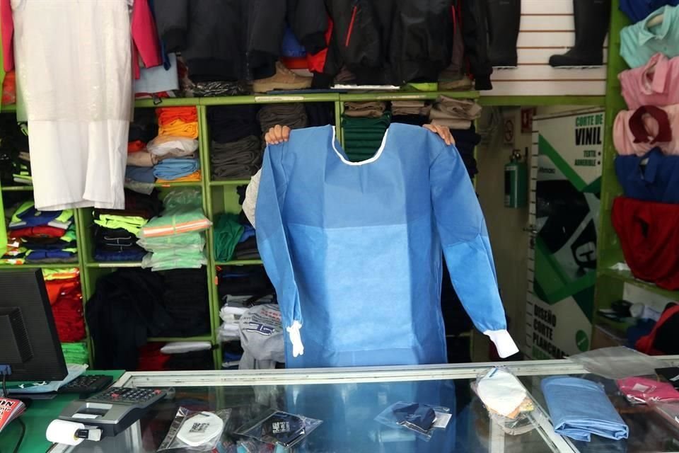 De las batas para médicos pasaron a trajes especiales.
