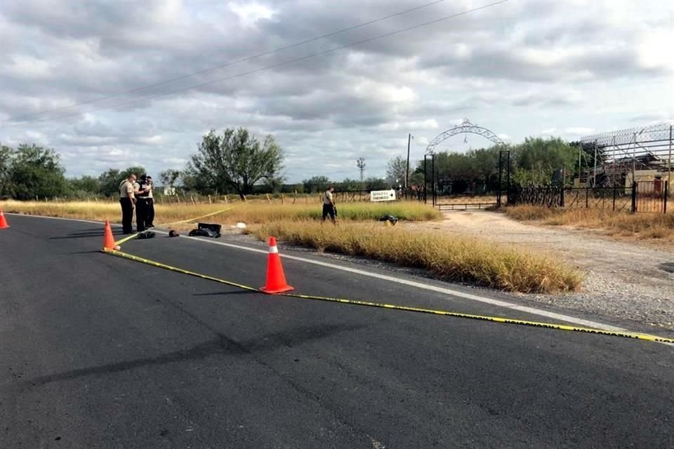 Policías custodian los restos localizados afuera de un rancho.