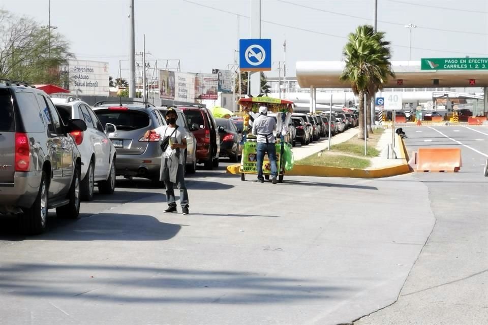 Se registran largas filas en puente internacional de Reynosa.