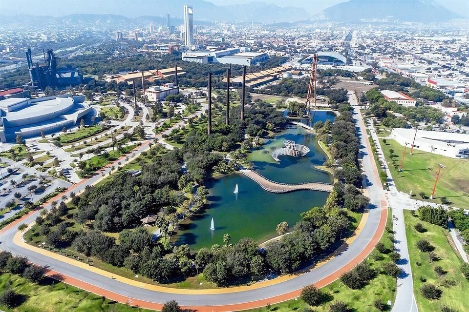 Arena Vive el Parque está ubicado frente al Parque Fundidora.