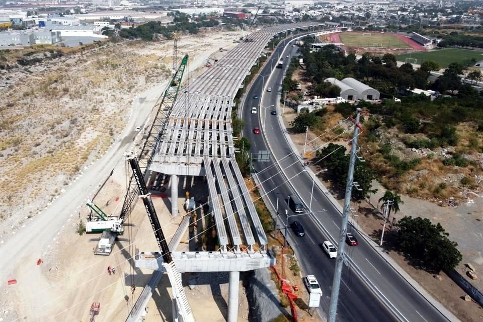 La construcción del Viaducto Urbano Santa Catarina está en la fase de levantamiento de columnas y colocación de trabes.
