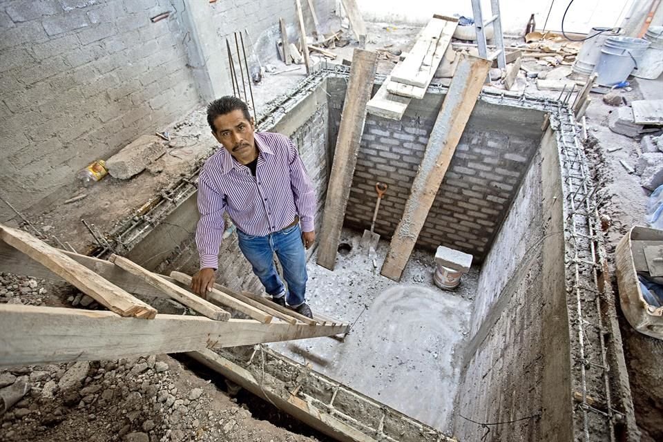 Evaristo Hernández durante su faena en una obra en la Colonia Guadalupe Victoria, en Ecatepec, donde construye una cisterna.