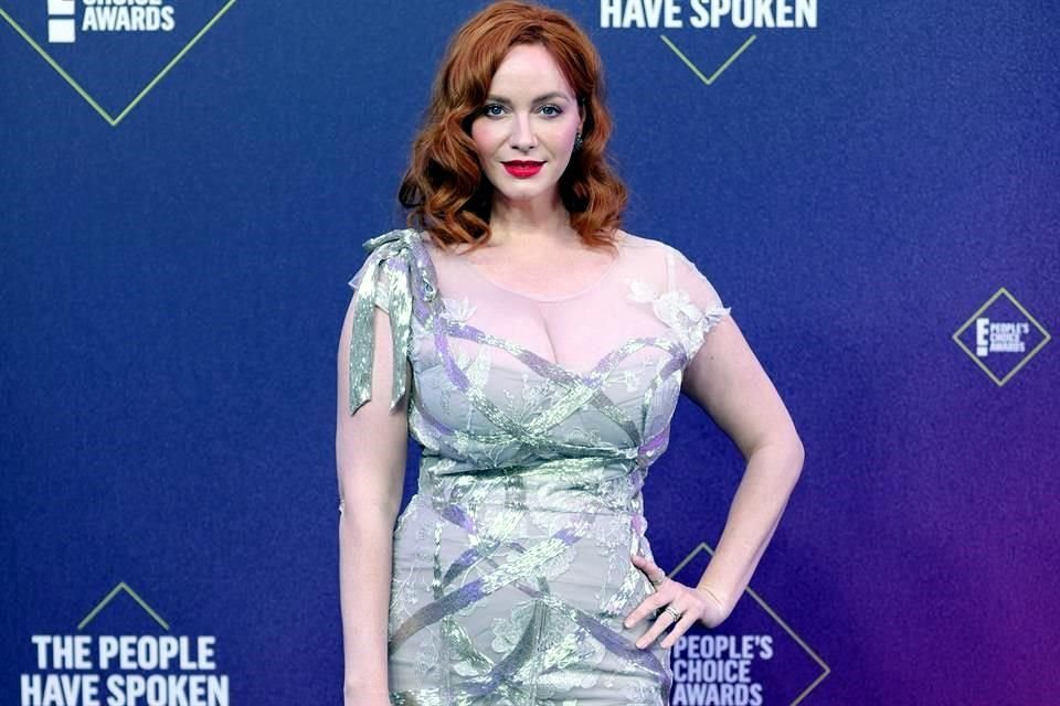 Christina Hendricks fue una de las pocas famosas que desfilaron por la alfombra morada.