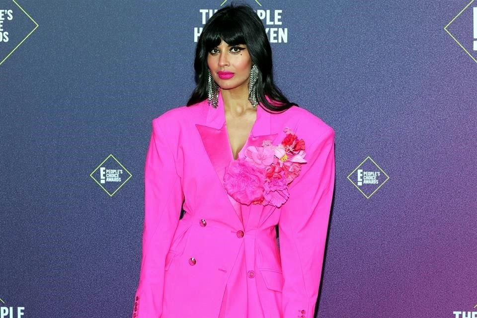 Jameela Jamil, de la serie 'The Good Place', lució este modelito a su paso por el encarpetado.