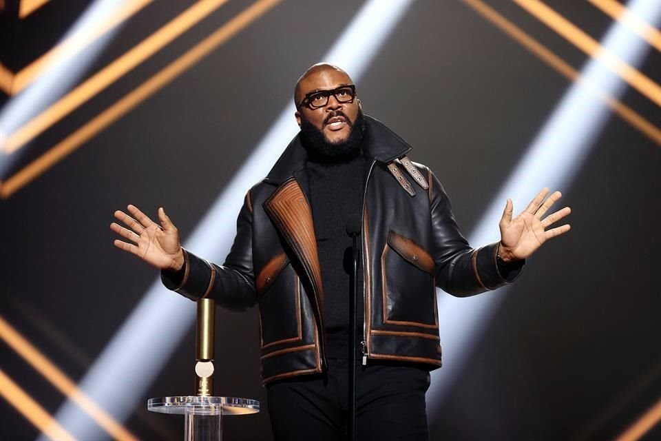 El cineasta y actor Tyler Perry se coronó con el galardón Campeón de la Gente.