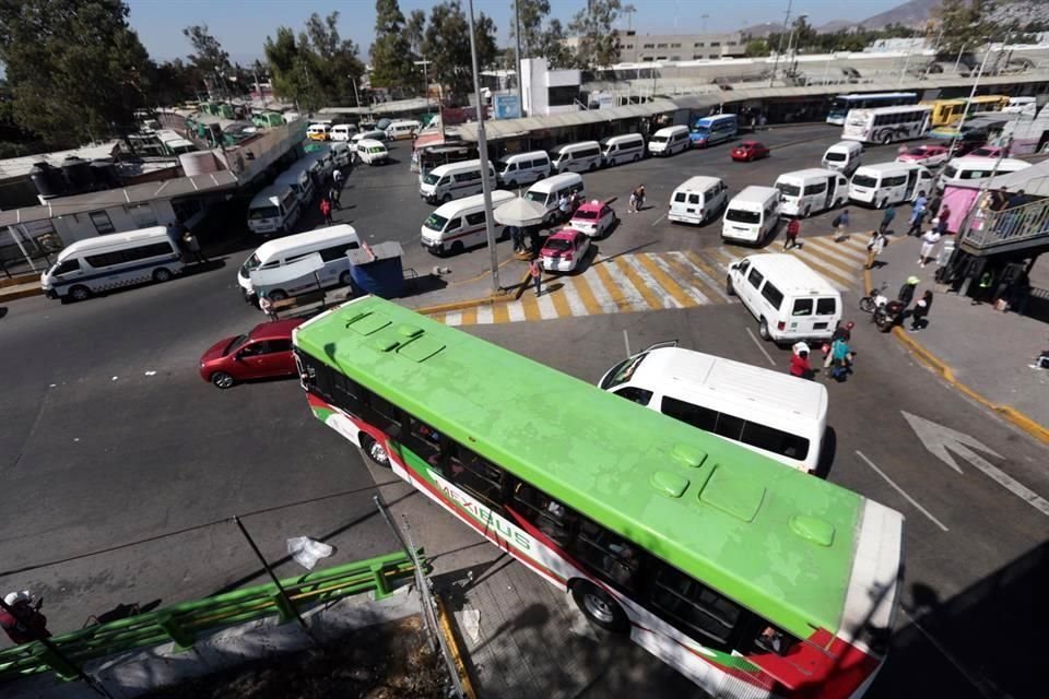 El paradero de Indios Verdes carece de medidas de seguridad para los peatones, semáforos preventivos o autoridades que velen por la movilidad de los usuarios.