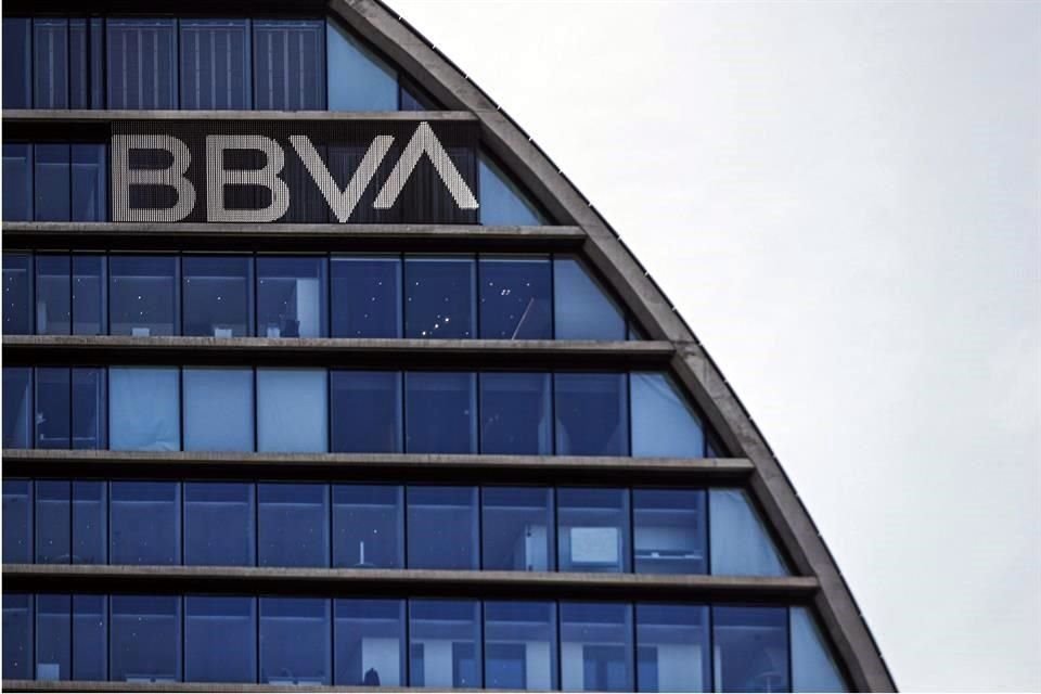 La falla del 12 de septiembre de BBVA generó problemas a usuarios en tarjetas, banca móvil y cajeros automáticos.