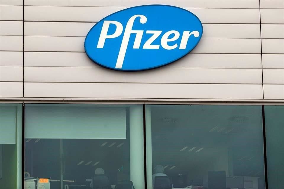 Pfizer elevó efectividad de vacuna contra Covid a 95% tras tener resultado de ensayo final de fase 3; pedirá autorización en EU para su uso.