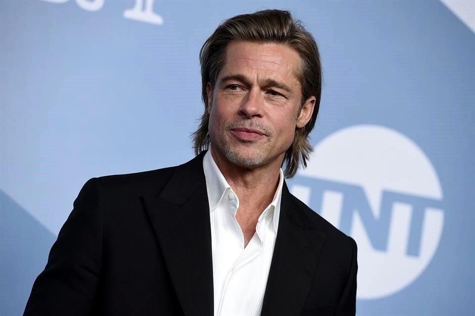 El actor Brad Pitt fue captado, en Los Ángeles, repartiendo alimentos para las personas necesitadas.