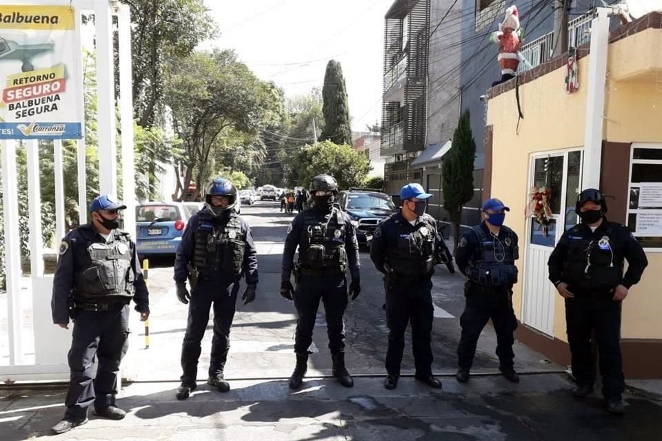 La privada permanece cerrada a la circulación vehicular y no se permite el paso de peatones.