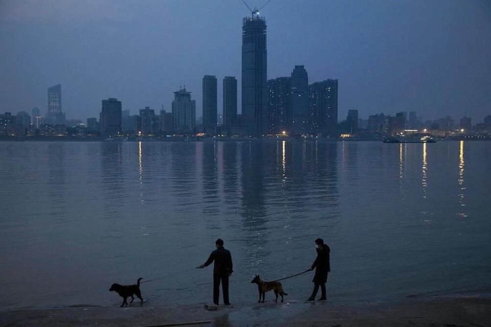 Los perros estuvieron prohibidos por décadas en Beijing. En la imagen, personas pasean a sus perros en Wuhan.