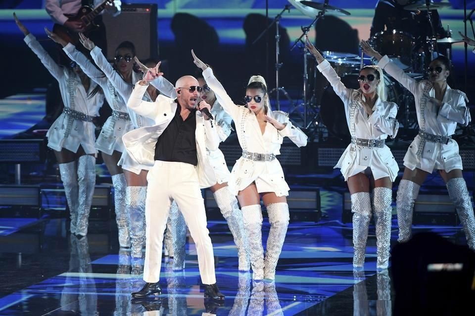 Pitbull se presentó en el escenario de los Latin Grammy  y ofreció un homenaje al personal médico que se enfrenta al coronavirus.