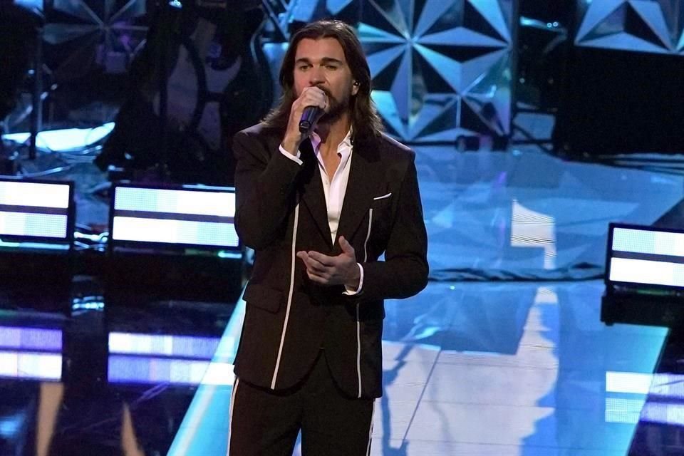 Juanes hizo un homenaje a Roberto Carlos en la 21 entrega de los Premios Latin Grammy.