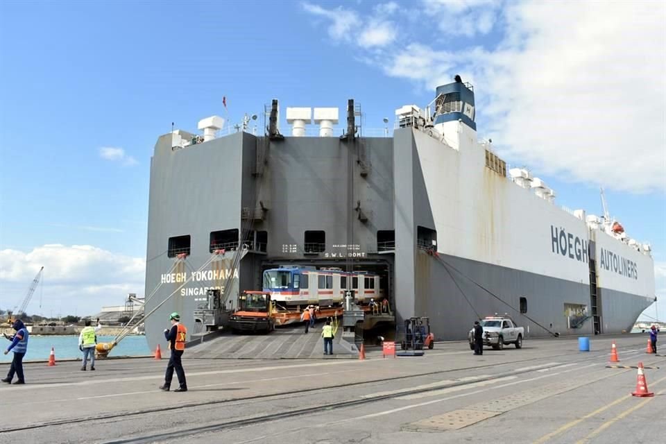 Las primeras cuatro unidades que fueron desembarcadas al mediodía del miércoles en el puerto de Altamira siguen ahí, cubriendo trámites aduanales.