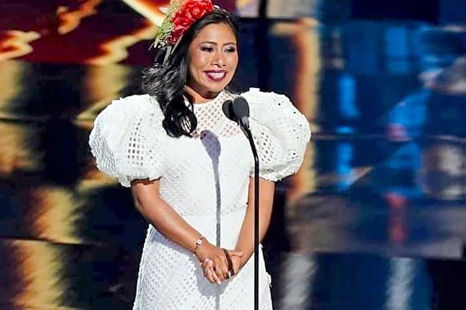 La actriz apareció sobe el escenario usando un vestido blanco con mangas abullonadas de Carolina Herrera, cuya principal caracterítica fue la textura de la tela.