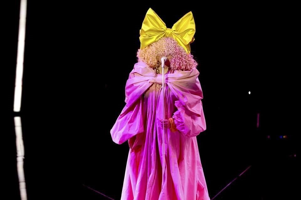 La cantante Sia explotó en redes sociales tras ser criticada por la comunidad autista por su cinta 'Music'.