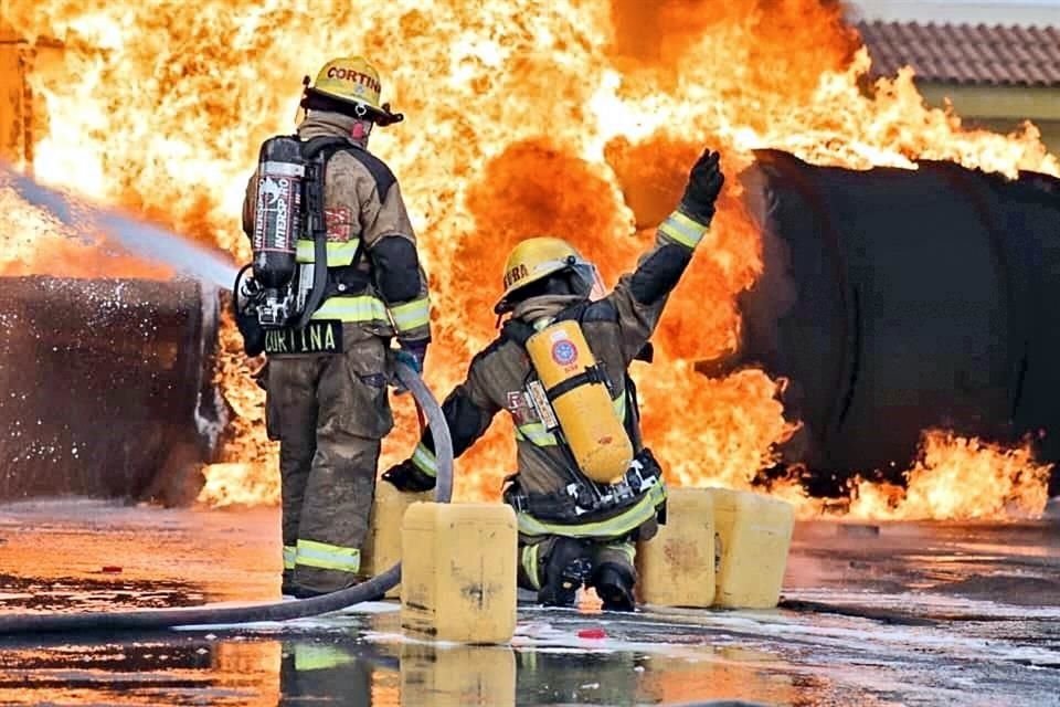 Bomberos de Nuevo León se va a quedar con 12 bases para atender incendios, fugas de gas, accidentes, derrames de materiales peligrosos y desastres naturales, en lugar de las 17 que tenía.