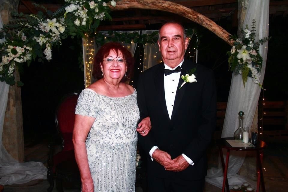 Nora Burnes de Garza y Jesús Salvador Garza González