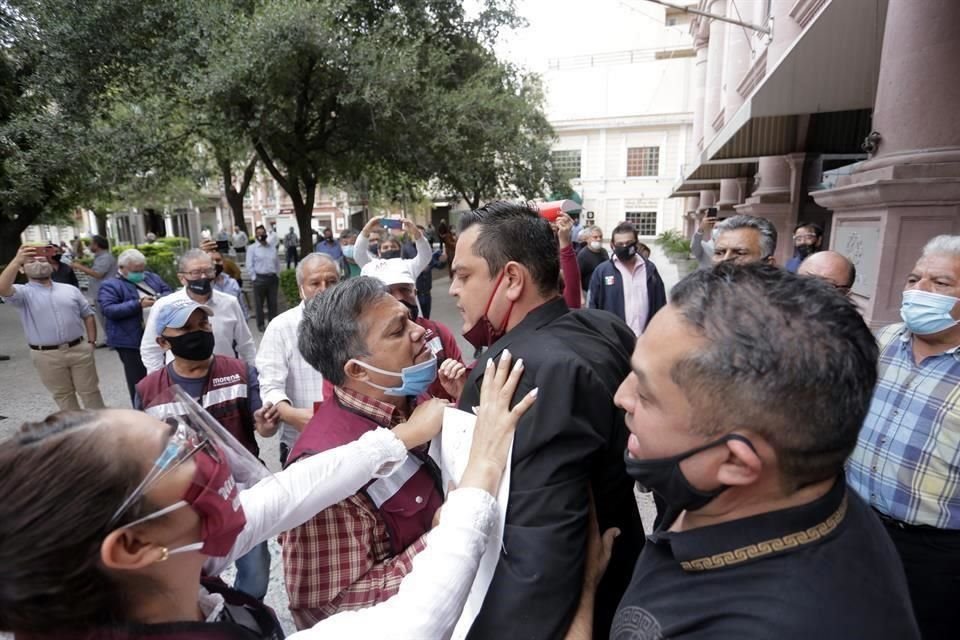 En el intercambio hubo golpes y palabras altisonantes.