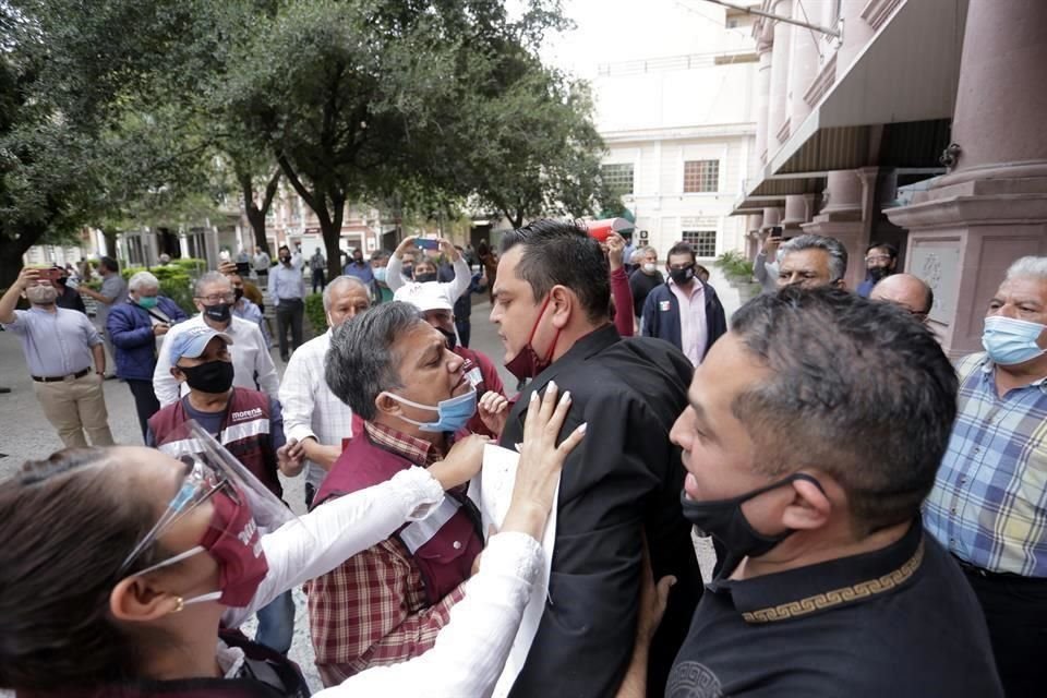 En el intercambio hubo golpes y palabras altisonantes.