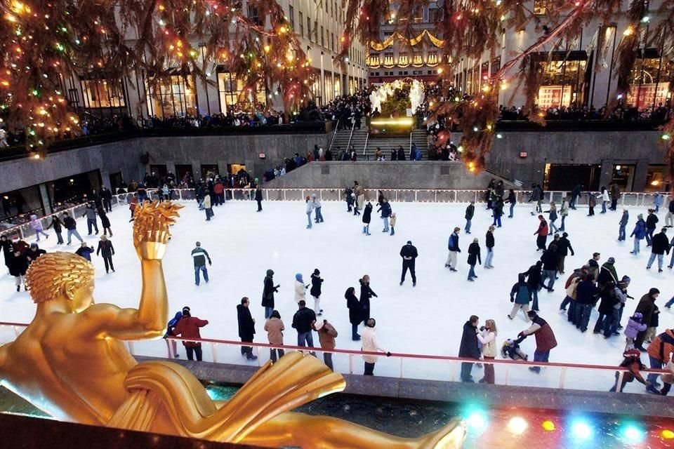 La tradicional pista de patinaje del Rockefeller Center fue abierta de forma limitada, pero a tiempo para las fiestas de fin de año.