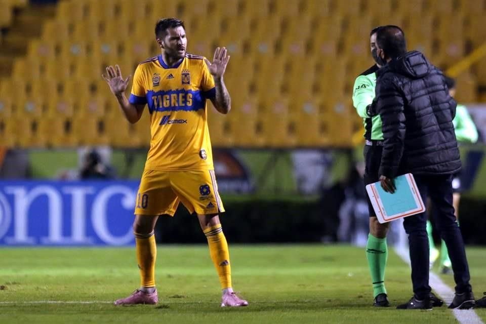 André-pierre Gignac fue amonestado en el festejo del primer gol, tras hablarle a la banca del Toluca.