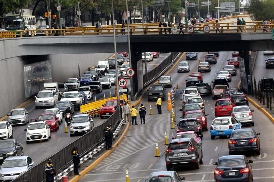 A fin de reducir congestionamientos, este lunes comenzó a implementarse -de 7:00 a 9:00- un carril reversible en Circuito Interior, de La Raza a calle Leibnitz, en dirección Norte-Sur.