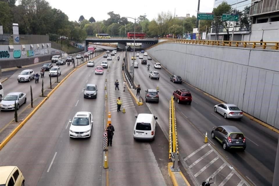 Elementos de Tránsito pusieron conos amarillos para confinar el carril, mientras hicieron señales a los automovilistas para usarlo, a la altura de la calle Maple.