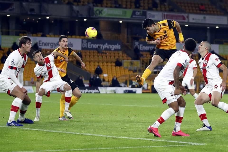 Raúl Jiménez marcó un gol de cabeza pero estaba en fuera de lugar.