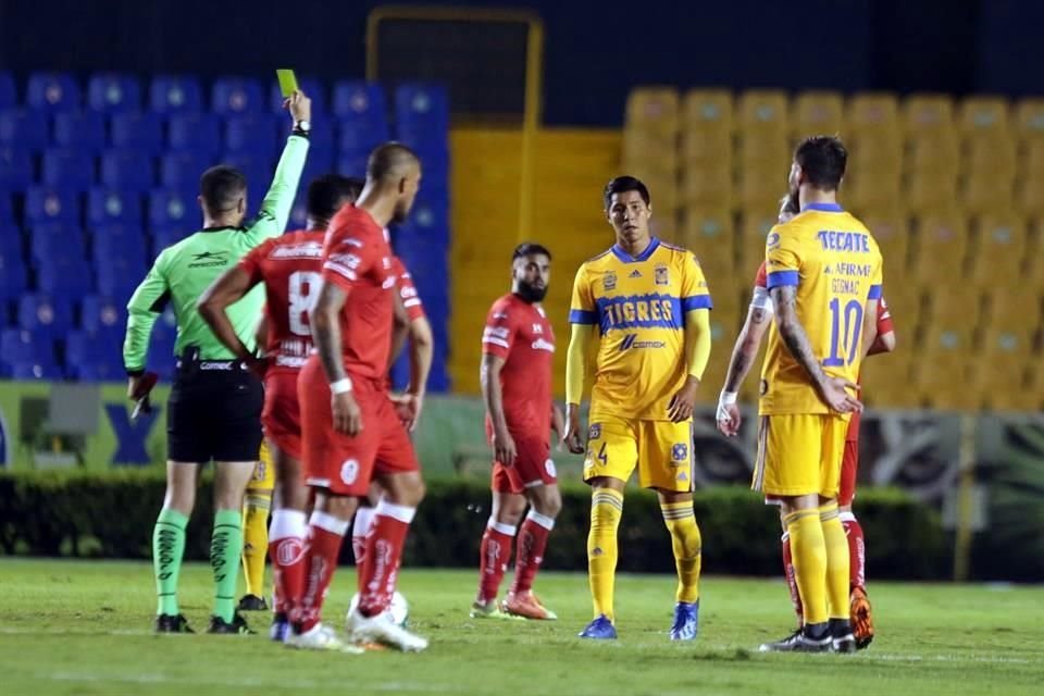 Hugo Ayala recibió una segunda amarilla y se fue expulsado del partido.