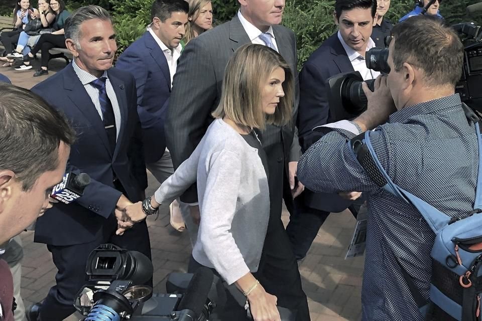 Lori Loughlin sufre ansiedad en la prisión debido a posible contagio de coronavirus; había pedido que le dieran arresto domiciliario pero se lo negaron.