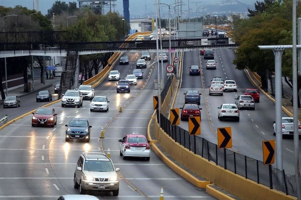 Francisco de Anda, especialista en seguridad vial, explicó que un carril de contraflujo en vías rápidas se debe confinar con un material rígido.