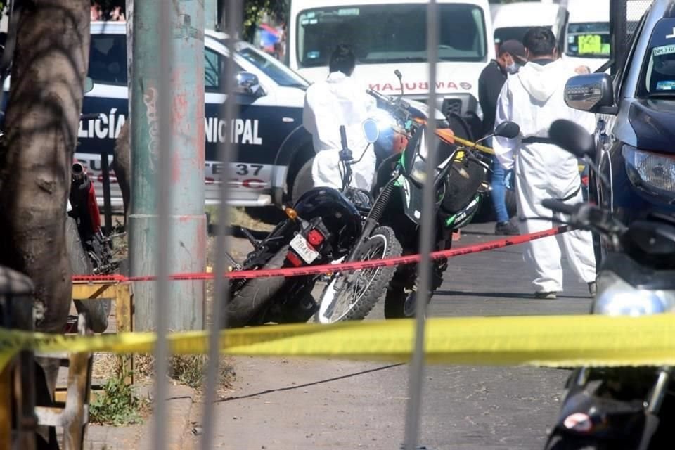 En el lugar fueron localizados al menos ocho indicios balísticos y tres motocicletas en las que presuntamente viajaban los involucrados.