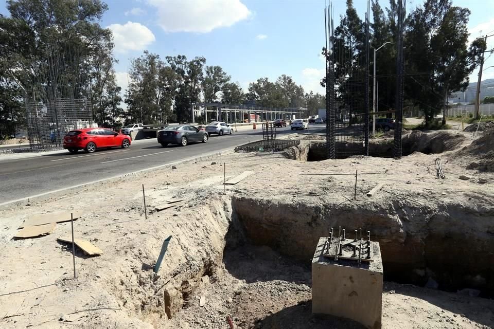 Bases para estructura en Periférico poniente, a la altura del retorno Chivas, antes de llegar a Avenida Vallarta, donde se construye una estación de Mi Macro Periférico.