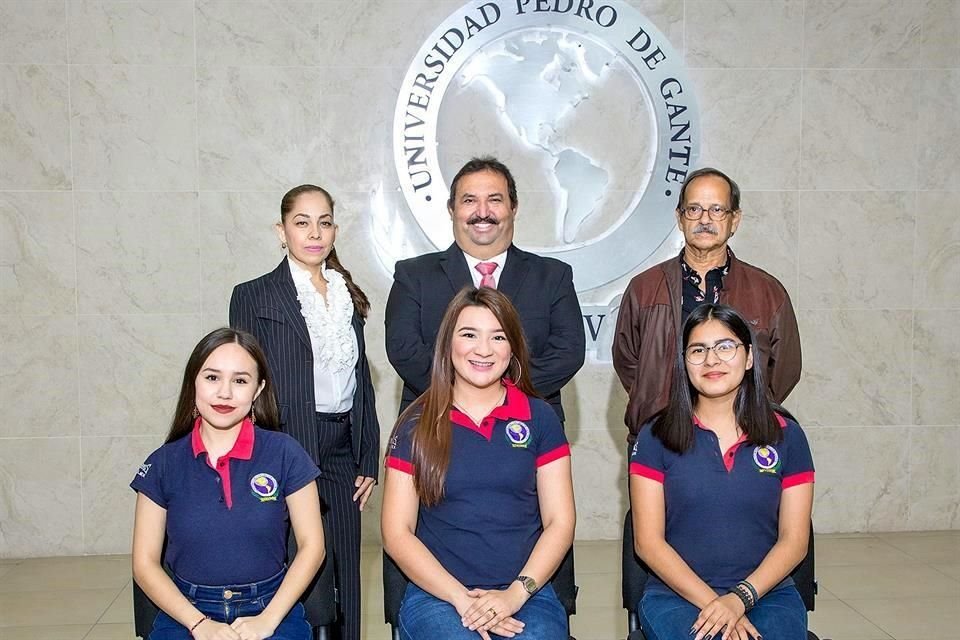 De pie: Lic. Lorena Nájera, Fernando Garza y Arq. Gerardo de la Garza, sentadas: Marisol Márquez Martínez, de Diseño de Modas; Sarahí Aguillón, y Martha Yazmín García Zavala, de Ciencias Jurídicas.