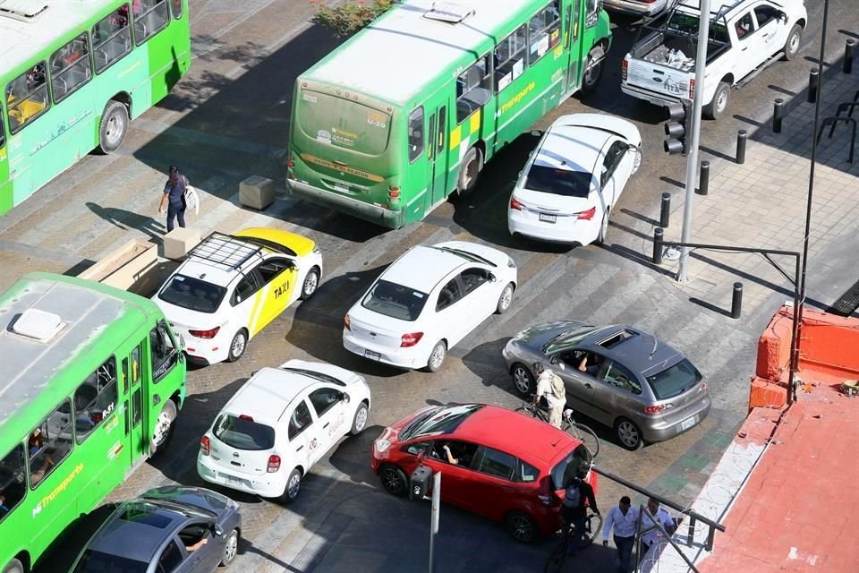 Vecinos piden reestructurar el paso de camiones en Avenida Revolución, ya que está congestionada.