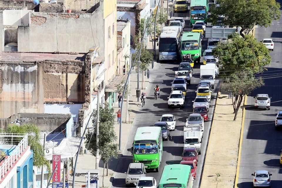Empresarios de la zona denuncian que más de 70 rutas del transporte público siguen circulando por Avenida Revolución, a pesar de que ya está en funcionamiento la Línea 3 del Tren Ligero.