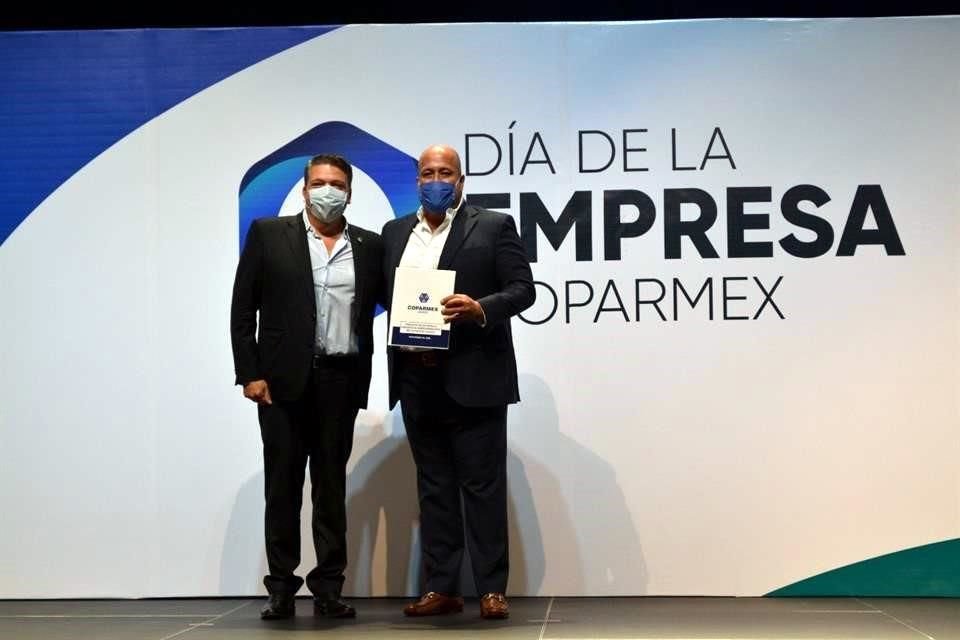 Carlos Villaseñor, presidente de Coparmex Jalisco, le entrega al Gobernador Enrique Alfaro una propuesta de Ley de Fomento al Emprendimiento.