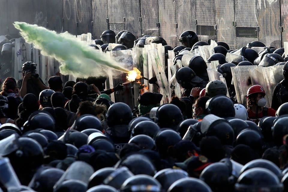 OCTUBRE, 2020. Los extintores de las policías contra el fuego de las manifestantes. Ese día, 43 agentes resultaron lesionadas.