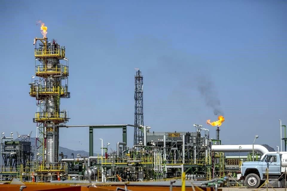 Las refinerías de Pemex planean procesar entre 200 mil y 300 mil barriles de crudo por día adicionales a partir de enero.