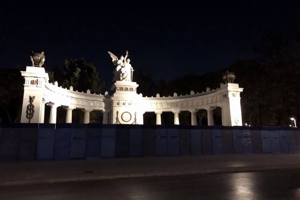 Ya lucen vallas metálicas y protecciones en torno al Palacio de Bellas Artes, el Hemiciclo a Juárez y el Hotel Hilton, sobre Avenida Juárez.