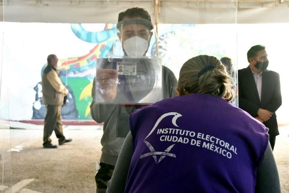 A fin de preparar la reposición de consultas ciudadanas, el IECM simuló una Jornada Electiva Extraordinaria con 130 votantes y mesa de recepción, en las que se entregaron kits de salubridad.