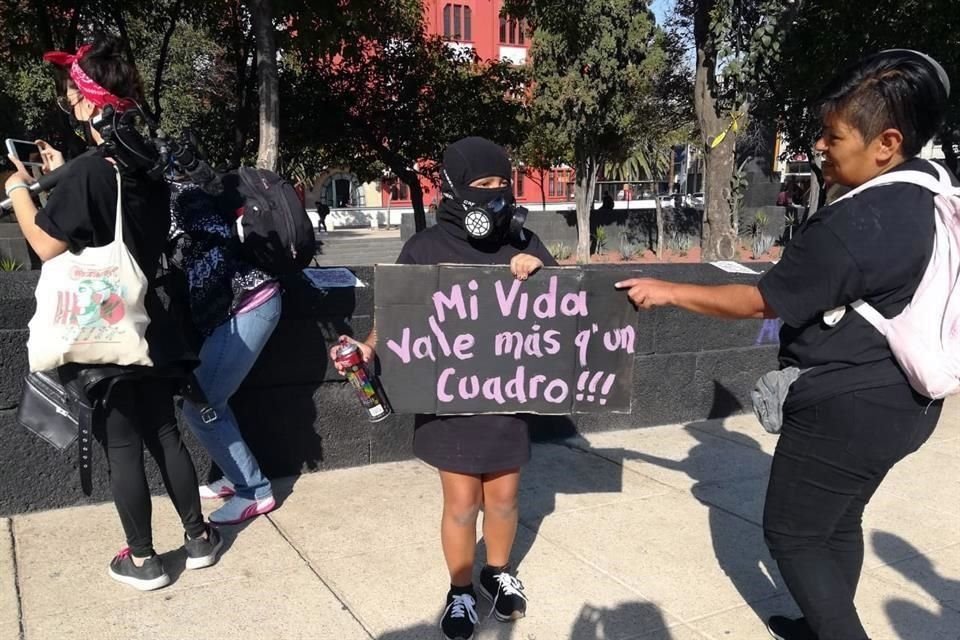 Al Monumento a la Revolución han llegado varios grupos de mujeres que marcharán hacia el Zócalo; en su paso hacia el punto de reunión, han realizado algunas pintas.